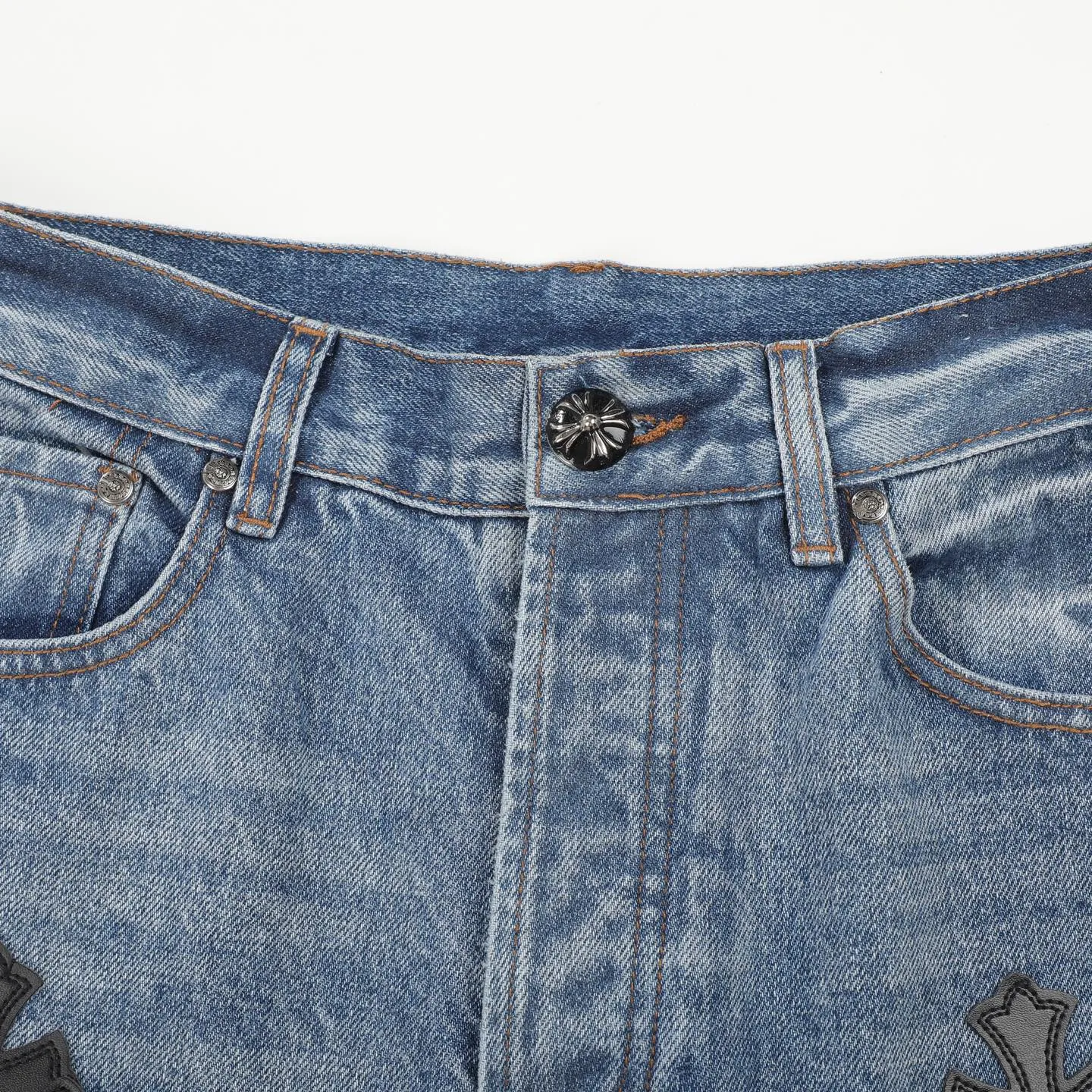 P320 Chrome Heart Blue Ox King Graffiti Multi-Color Leather Jeans [Same Style as L*Xiang] Chrome Heart Blue Ox King Graffiti Multi-Color Leather Jeans are the “king of the market” in the fashion industry! Made of high-quality denim and processed through complex washing processes, the distressed effect is super unique. The multi-color leather and graffiti design bring out the cool street genes of Crowe. Each pair of pants is unique, and you can directly transform into a street trend ICON when you put it on. The matching method is super cool: High street style: Pair it with a black hooded sweatshirt, thick-soled boots, and stacked silver chains. When you go to the stage or on the street, you will have an aura of 2.8 meters. You can slay at concerts and out on the street. Mix and match trendy styles: wear a suit jacket + canvas shoes for boys, and wear a short crop top + dad shoes for girls. Mix and match to create a sense of contrast, full of fashion sense, and the hair tie will get likes in seconds when taking photos. Couples share the same style: one pair with each other, the boy wears a solid color T + sneakers, the girl wears a short top + sneakers, they are the most eye-catching trendy couple when they go out, and they keep turning heads! No matter what your style is, these pants can help you grasp the essence of the trend. It is a must-have for trendy players. You will look the most beautiful on the street when you put it on! Size: 28/30/32/34/36 Waist: 70/75/80/85/90 Pants length: 102/104/106/108/110